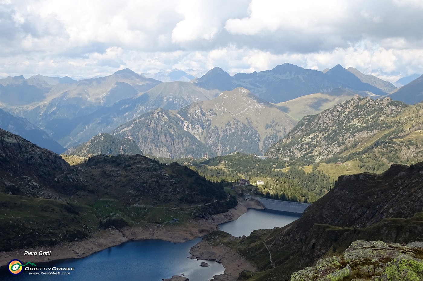 55 Zoom verso Laghi e Rif. Laghi Gemelli.JPG